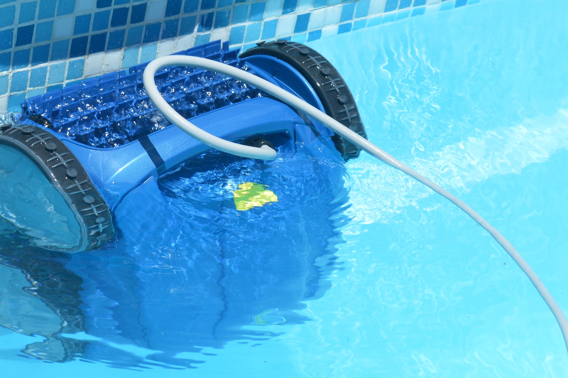 What Type of Automatic Pool Cleaner Should You Buy?